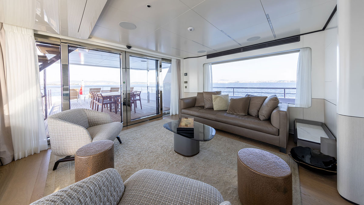 Interior view of the salon on the BEE YACHTS 35M EXPLORER — a welcoming space designed for comfort and social moments.