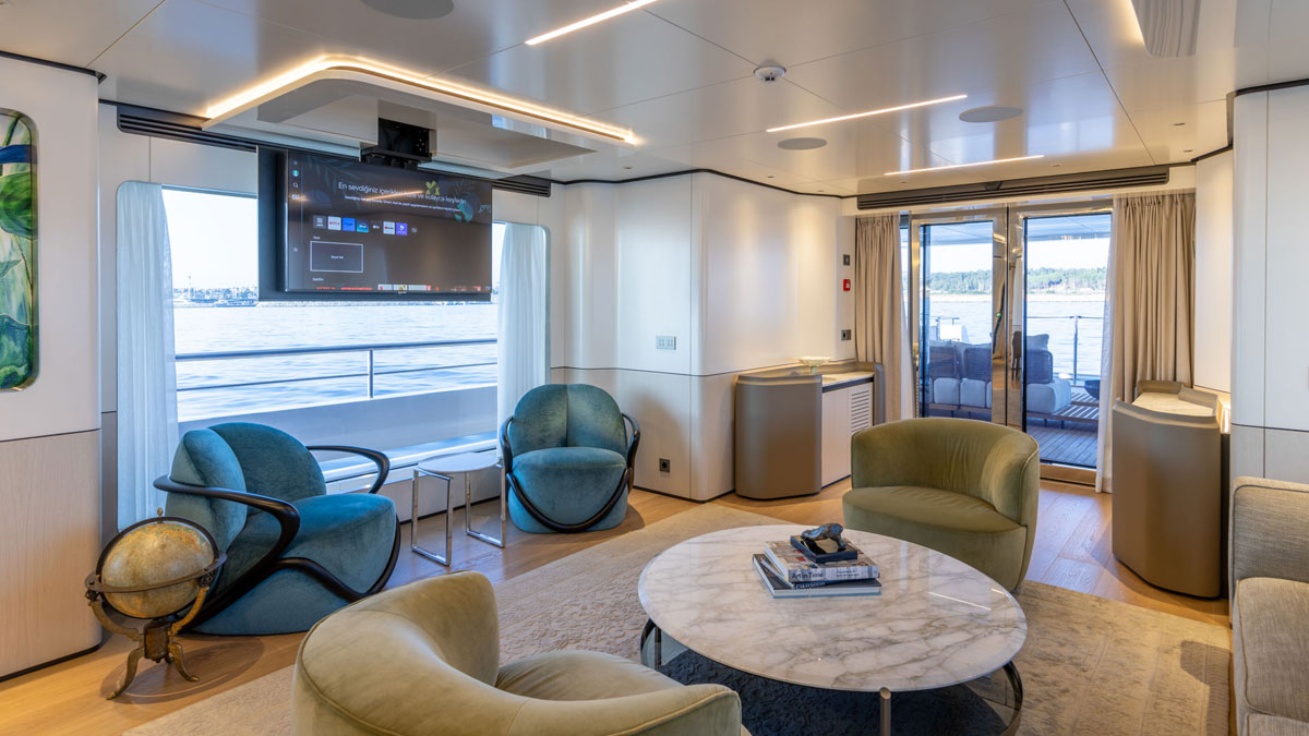 Interior view of the salon on the BEE YACHTS 35M EXPLORER — a welcoming space designed for comfort and social moments.